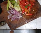 Foto langkah ke 2 dari resep Tumis cumi asin simple.