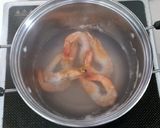 Hình bước làm 2 của món Mì gói nấu tôm & bầu non