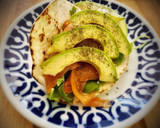 Foto del paso 3 de la receta: Piadina de aguacate y salmón