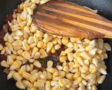Foto langkah ke 2 dari resep Tumis jagung daging.
