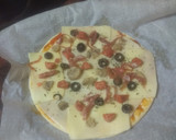 Foto del paso 1 de la receta: Pizza con champiñones, chistorra y aceitunas negras