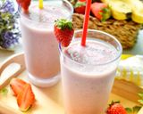 Foto langkah ke 3 dari resep Jus Susu Pisang Strawberry.