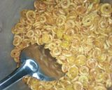 A picture of step 3 of Fried macaroni.
