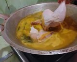 Foto langkah ke 2 dari resep Ayam Goreng Kremes.