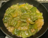 Foto del paso 1 de la receta: Bacalao en salsa con pimientos y gambas