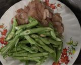 รูปขั้นตอนการทำที่ 1 ของ ไก่ผัดพริกแกง