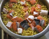 Foto del paso 2 de la receta: Fideuá de salmón