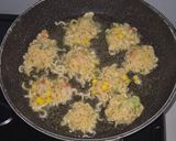 Foto langkah ke 4 dari resep Bakwan mie sayur sederhana bekal cemilan lauk anak.