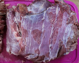 Foto del paso 2 de la receta: 🥩🍖Roast Beef al horno mechado con morrones y ajos sobre colchón de papas y cebollas 🍖🥩