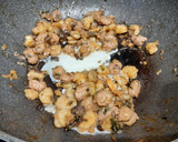 Foto del paso 5 de la receta: Mar y montaña gamba y salchicha con seta camasec y yema escaldada