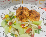 Foto del paso 4 de la receta: Hamburguesas de salmón con Ensalada Caigua Chilena y mix de pimientos Hongos!!
