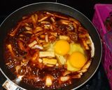 Foto langkah ke 3 dari resep Tteokpoki Mujigae Sosis Telur.