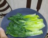 Foto langkah ke 3 dari resep Sawi Sendok Siram Sosis Jamur.