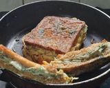 चिझी आमलेट सँडविच (cheesy omelette sandwich recipe in marathi) रेसिपी स्टेप 4 फोटो 