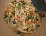 Foto langkah ke 5 dari resep Oseng Jamur Pedas.