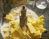 A picture of step 1 of Tuna flan.
