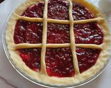 Foto del passaggio 5 della ricetta Crostata con ricotta e marmellata di visciole
