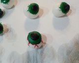 Foto del paso 6 de la receta: Tarta ataúd y cupcakes con ojos