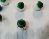 Foto del paso 6 de la receta: Tarta ataúd y cupcakes con ojos
