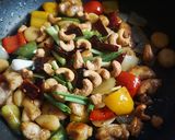A picture of step 3 of Stir-Fried Chicken with Cashew Nuts.