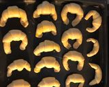 Foto del paso 6 de la receta: Medialunas en el 25 de mayo!