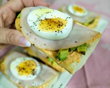 Foto del paso 4 de la receta: Tostada de pavo con cheddar, aguacate y huevo cocido