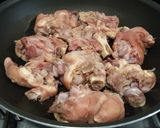 Foto del paso 2 de la receta: Manitas y lengua de cerdo en escabeche