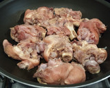 Foto del paso 2 de la receta: Manitas y lengua de cerdo en escabeche