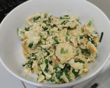 A picture of step 6 of Fried egg with chives.