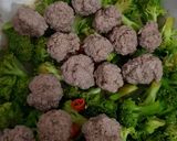 Foto langkah ke 9 dari resep Brokoli Bakso / Broccoli Meatballs.
