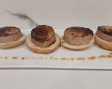 Foto del paso 10 de la receta: Medallones rellenos en espiral de cerdo, bacon y queso fundido