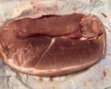 Une image de l'étape 1 de Rouelle de porc marinée à l'ail et au thym.