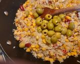 Egy serpenyős rizses csirke fokhagymával, kukoricával,babbal és olívabogyóval 🐤🐥🐣🌽🫒🧄🥣 recept fázis 3 fotója