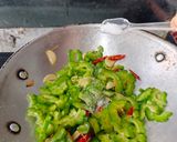 Foto langkah ke 3 dari resep Tumis Pare Teri.