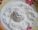 A picture of step 5 of Rice balls with leftover rice.