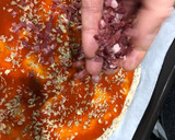 Foto del paso 2 de la receta: Pizza de jamón, lacón y queso havarti con pimientos y tomate cherry