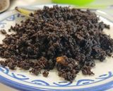 Foto del paso 5 de la receta: Garbanzos de bote al Pil pil con Caballa, Piquillos y arena de Olivas negras