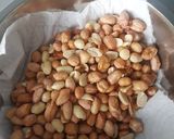 A picture of step 1 of Teri kacang pedas manis (spicy anchovy peanut).