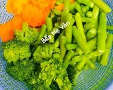 Hình bước làm 1 của món Măng tây,cà rốt và bông cải xanh xào thịt bò