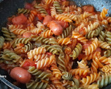 Foto del paso 3 de la receta: Espirales con pisto y salchichitas de pollo