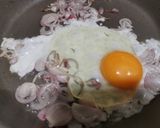 รูปขั้นตอนการทำที่ 2 ของ ข้าวผัดกะปิใส่ไข่