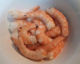 Foto del paso 2 de la receta Crepes de salmón, langostinos y espinacas