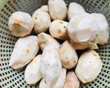 Hình bước làm 2 của món Canh khoai sọ nấu xương