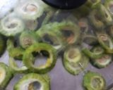 A picture of step 2 of Crispy Bitter Gourd Fry.