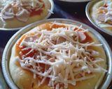 Foto langkah ke 7 dari resep Pizza Mini Topping Sosis Keju.