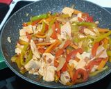 Foto del paso 5 de la receta: Fritada picante de verduras con trucha y bacon