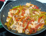 Foto del paso 5 de la receta: Fritada picante de verduras con trucha y bacon