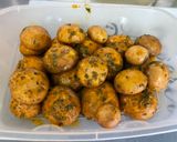 Une image de l'étape 5 de Champignons bruns marinés grillés au citron, persil et curcuma.