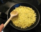 รูปขั้นตอนการทำที่ 4 ของ Rösti (เริอช-ติ) มันฝรั่งขูดทอดแผ่น
