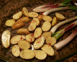 Foto del paso 1 de la receta: Chicharros al hormo, con patatas baby y cebolletas asadas